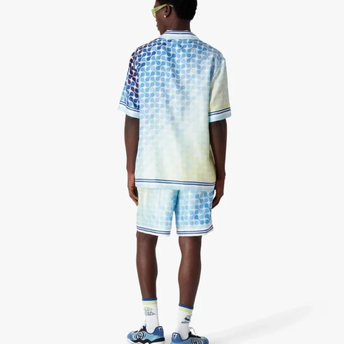 Gradient Tenis Kareli Şortlar Üzerinde Kısa Kollu İpek Gömlek Gradient Tenis Kareli Şortlar Üzerinde Kısa Kollu İpek Gömlek